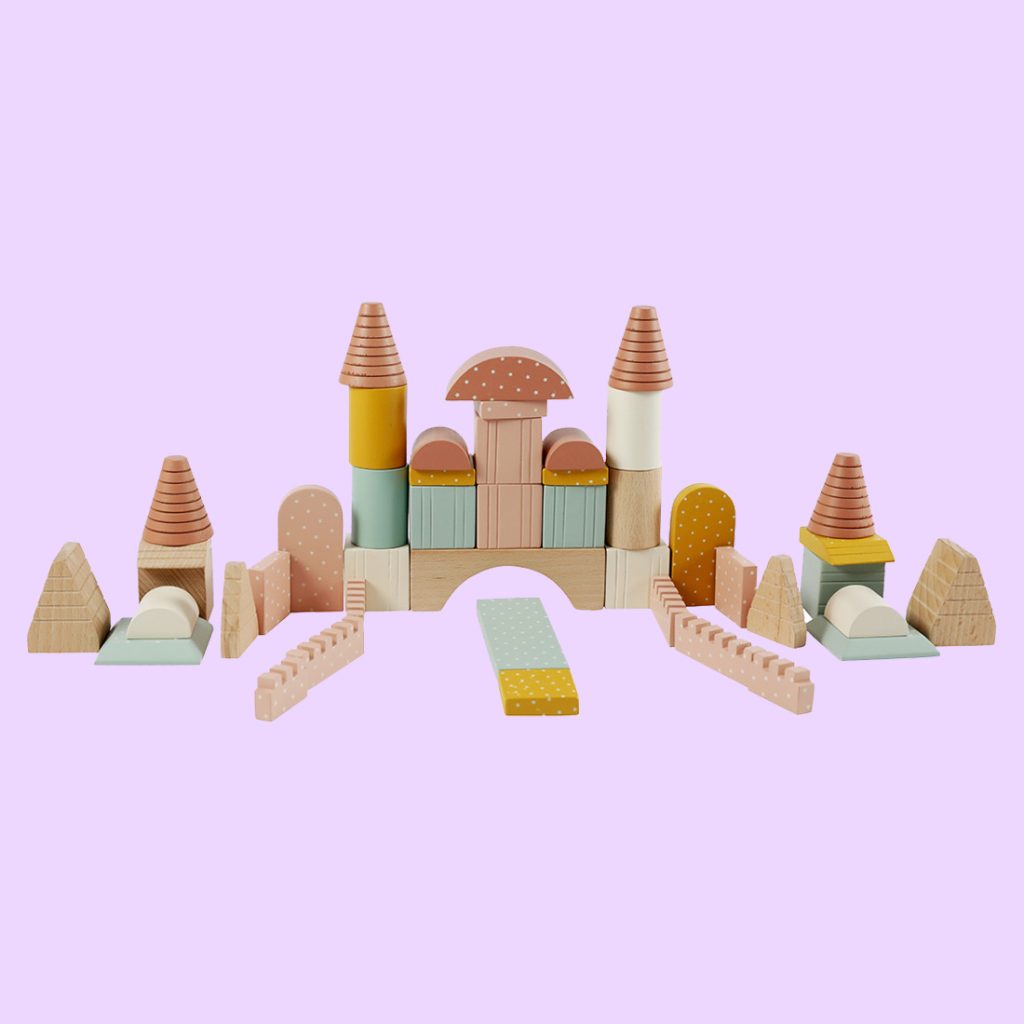 Woodland Wonder: 45 pieces wooden castle set